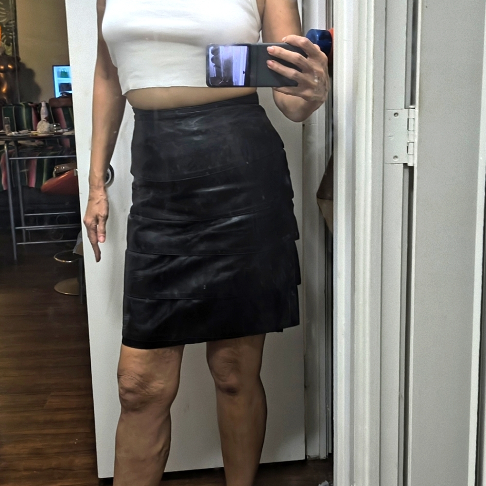 vakko vtg shutter pleats pencil skirt black leather size 8